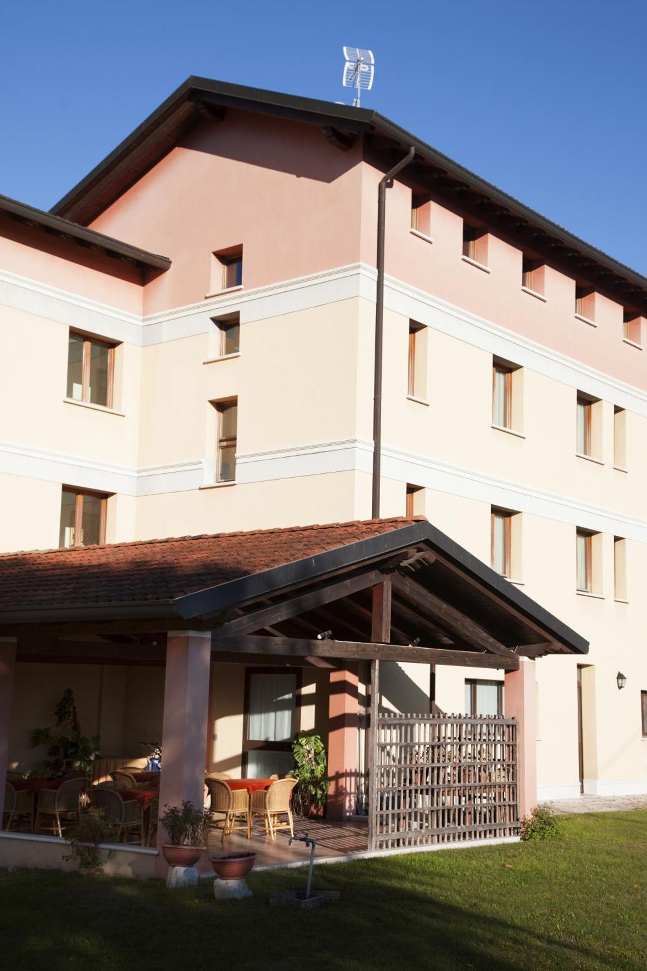 Hotel Naonis Cordenons ภายนอก รูปภาพ